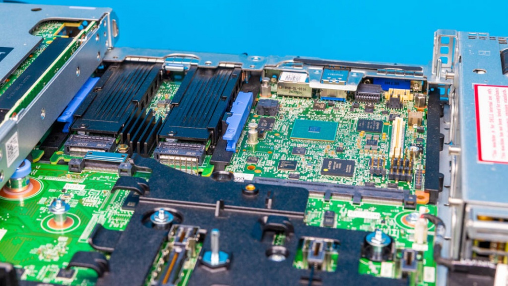 Dell-PowerEdge-R6715-Riser-2-2-1068x601.jpg